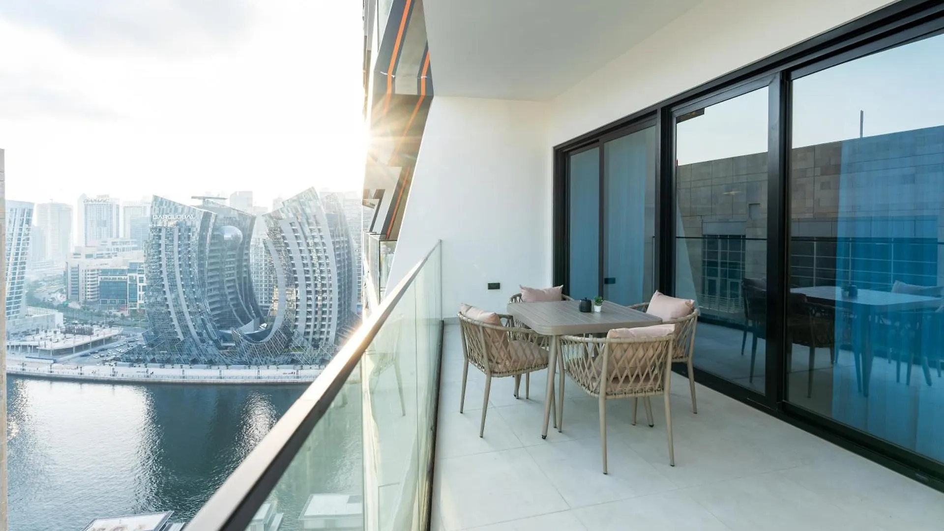 Apartamento Keyrock Living - Luxury Furnished 2 Bedroom In Business Bay With Jacuzzi - Binghatti Canal Dubái