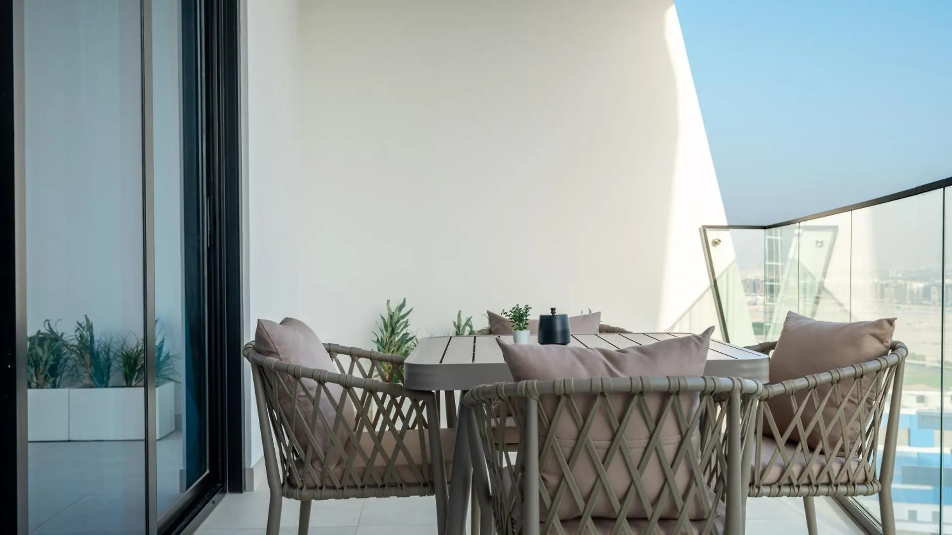 Keyrock Living - Luxury Furnished 2 Bedroom In Business Bay With Jacuzzi - Binghatti Canal Dubai 0*,